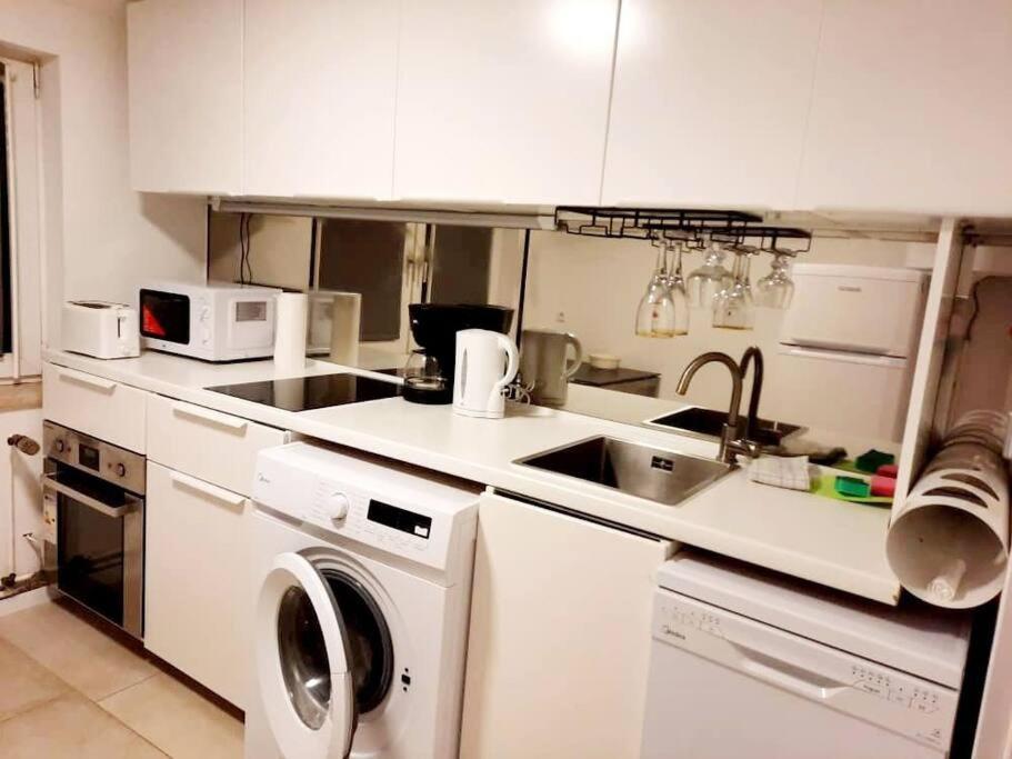 Apartment With Parking In Berlin 11 Bagian luar foto